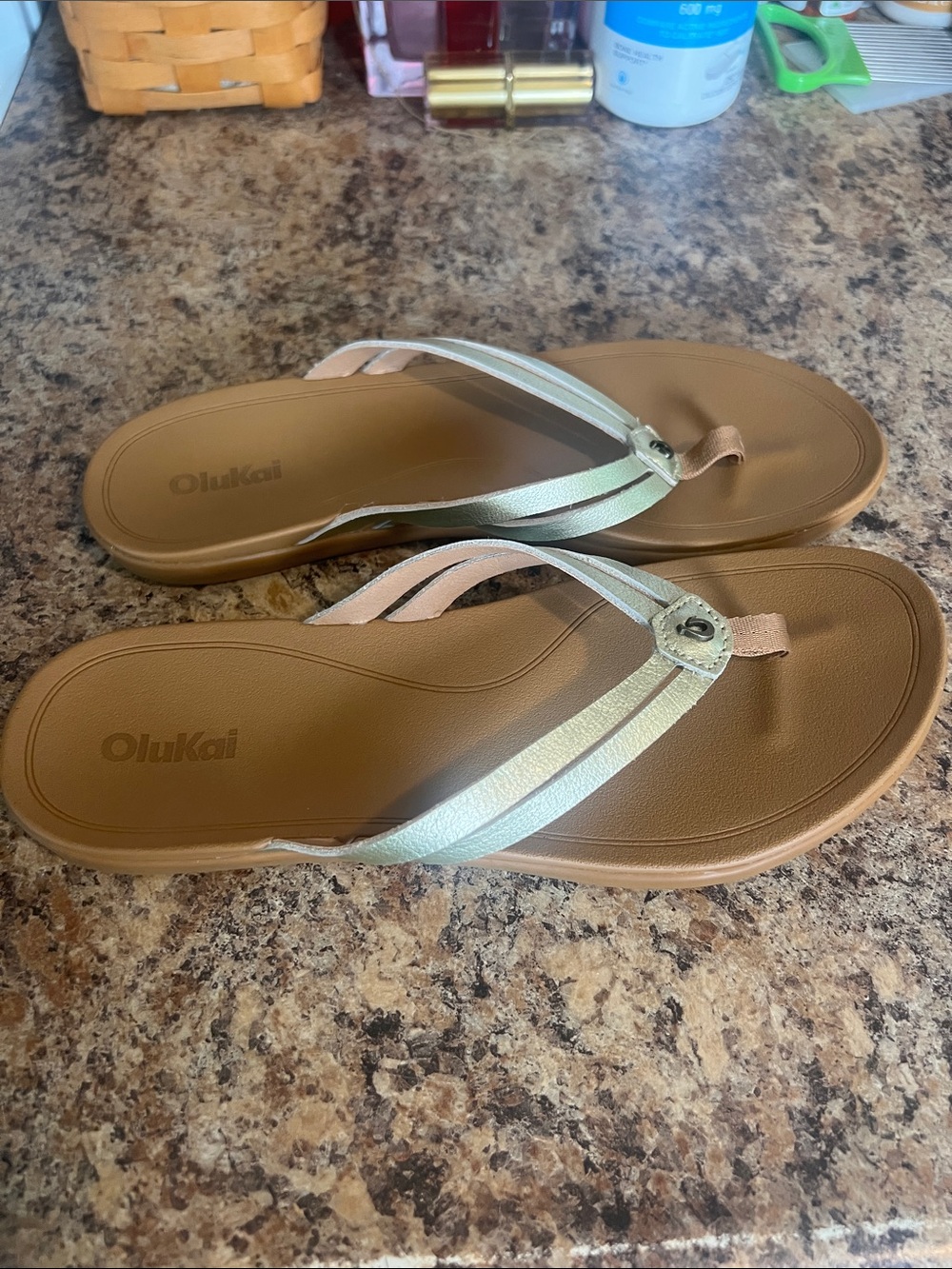 NEW OluKai Ho'opio Hui Sandals sz 9. Leather straps soft nylon toe posts, comfy! - Picture 2 of 5